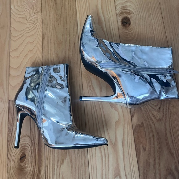 Silver pointed toe heeled boots - size 7 1/2 - Picture 1 of 6